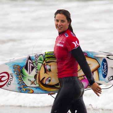 Who are the 10 best female surfers in the world currently?