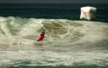 Chelsea Roett setting up to hit the lip of a wave