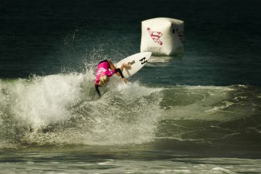 Laura Enever off the lip at the 2016 Supergirl Pro