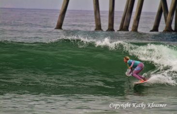 Laura Enever lining up on a wave at the 2012 US Open of Surfing