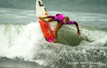 Bianca Buitendag goes vertical of a wave