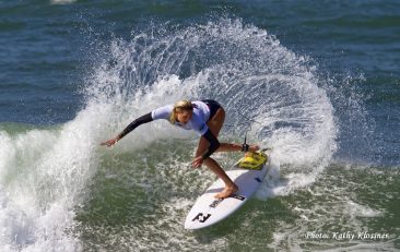 Laura Enever big spray at the 2017 Swatch Pro.