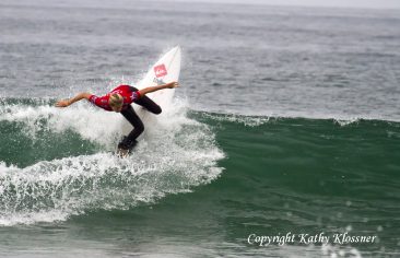 Stephanie Gilmore surfing