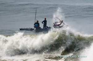 Kelly Slater trying to pull off a vertical 360 at the 2009 US Open Surf 