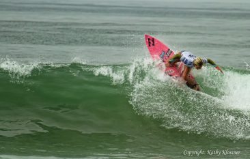 Felicity Palmateer doing an off-the-lip on a wave.