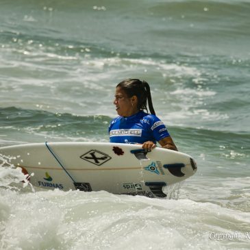Silvana Lima coming in after her heat at the Supergirl Pro 2016