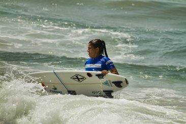 Silvana Lima coming in after her heat at the Supergirl Pro 2016