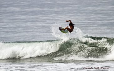 Silvana Lima surfing